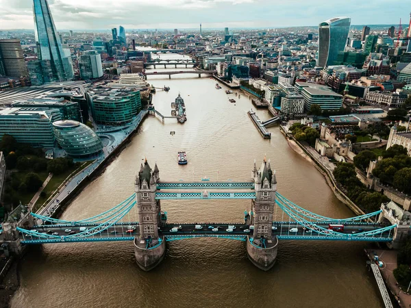Londra 'daki Tower Bridge' in havadan görüntüsü. Londra 'nın en ünlü köprülerinden biri ve Londra' nın görülmesi gereken simgelerinden biri. Londra Kule Köprüsü 'nün güzel manzarası.