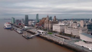 Liverpool Skyline ve Mersey nehrinin hava aracı görüntüsü. Liverpool City İngiltere 'de akşam limanı