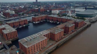 Liverpool Skyline ve Mersey nehrinin hava aracı görüntüsü. Liverpool City İngiltere 'de akşam limanı