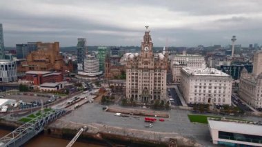 Liverpool Skyline ve Mersey nehrinin hava aracı görüntüsü. Liverpool City İngiltere 'de akşam limanı