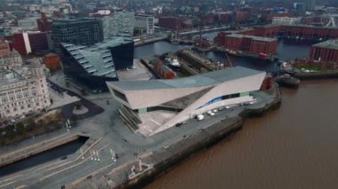 Liverpool Skyline ve Mersey nehrinin hava aracı görüntüsü. Liverpool City İngiltere 'de akşam limanı