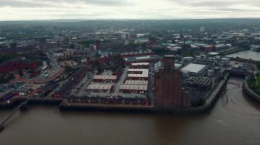 Liverpool Skyline ve Mersey nehrinin hava aracı görüntüsü. Liverpool City İngiltere 'de akşam limanı