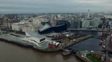 Liverpool Skyline ve Mersey nehrinin hava aracı görüntüsü. Liverpool City İngiltere 'de akşam limanı
