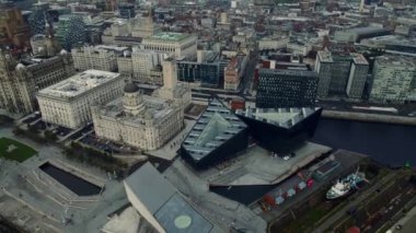 Liverpool Skyline ve Mersey nehrinin hava aracı görüntüsü. Liverpool City İngiltere 'de akşam limanı