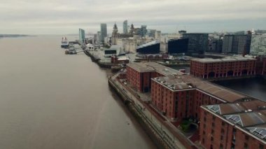 Liverpool Skyline ve Mersey nehrinin hava aracı görüntüsü. Liverpool City İngiltere 'de akşam limanı