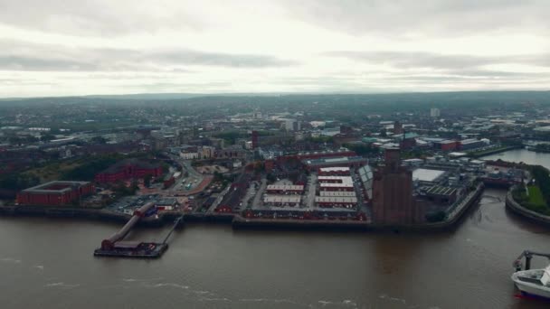 Flygdrönare Utsikt Över Liverpool Skyline Och Floden Mersey Waterfront Kvällen — Stockvideo