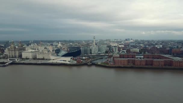 Luchtdrone Zicht Liverpool Skyline Mersey Rivier Waterfront Avond Liverpool City — Stockvideo