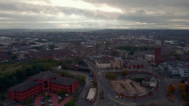 Flygdrönare Utsikt Över Liverpool Skyline Och Floden Mersey Waterfront Kvällen — Stockvideo