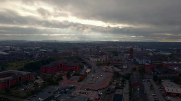 Flygdrönare Utsikt Över Liverpool Skyline Och Floden Mersey Waterfront Kvällen — Stockvideo