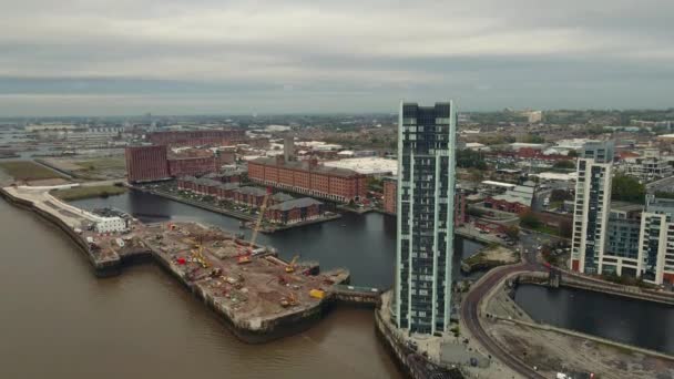 Pemandangan Drone Udara Liverpool Skyline Dan Sungai Mersey Waterfront Malam — Stok Video