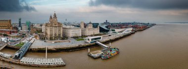 Liverpool, Merseyside, İngiltere... 20 Eylül 2021: Liverpool Skyline ve Mersey Nehri 'nin havadan görünüşü. Akşamları rıhtım.