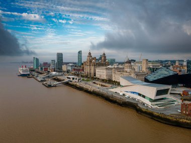 Liverpool, Merseyside, İngiltere... 20 Eylül 2021: Liverpool Skyline ve Mersey Nehri 'nin havadan görünüşü. Akşamları rıhtım.