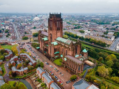 Liverpool Anglikan katedralinin hava manzarası Kuzey Batı İngiltere tarihi simgesidir. Liverpool 'daki Yükselen İsa Katedrali Kilisesi