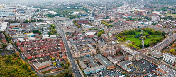 Liverpool, Merseyside, İngiltere... 20 Eylül 2021: Liverpool Skyline ve Mersey Nehri 'nin havadan görünüşü. Akşamları rıhtım.