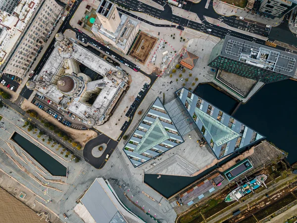 Liverpool, Merseyside, İngiltere... 20 Eylül 2021: Liverpool Skyline ve Mersey Nehri 'nin havadan görünüşü. Akşamları rıhtım.