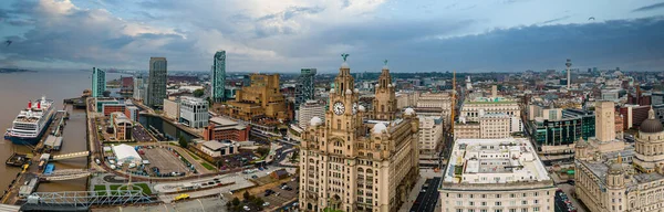 Liverpool, Merseyside, İngiltere... 20 Eylül 2021: Liverpool Skyline ve Mersey Nehri 'nin havadan görünüşü. Akşamları rıhtım.