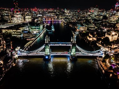 Londra Gece Kulesi Hava Aracı manzaralı şehir mimarisi. Londra 'nın en ünlü köprülerinden biri ve Birleşik Krallık' ın görülmesi gereken simgelerinden biri.