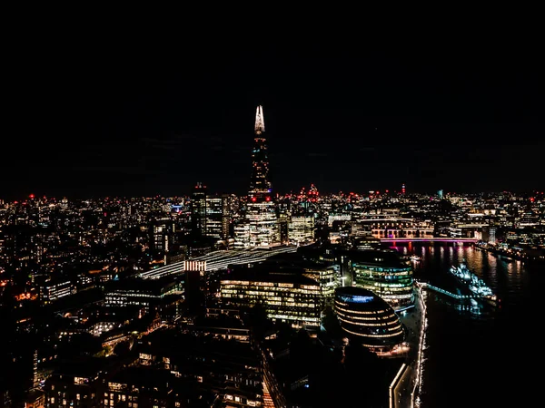 Потрясающий панорамный вид на реку Темзу ночью осколок, лондонский горизонт и городской пейзаж. Аэрофото над большим городом. — стоковое фото