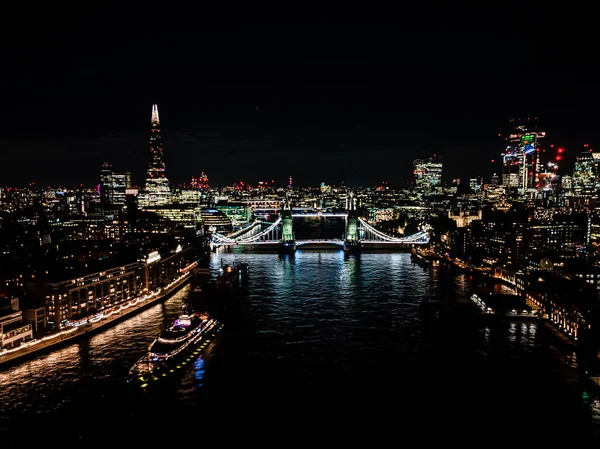 London Tower Bridge at Night with urban architectures Aerial drone view. One of Londons most famous bridges and must-see landmarks in United Kingdom — Foto Stock