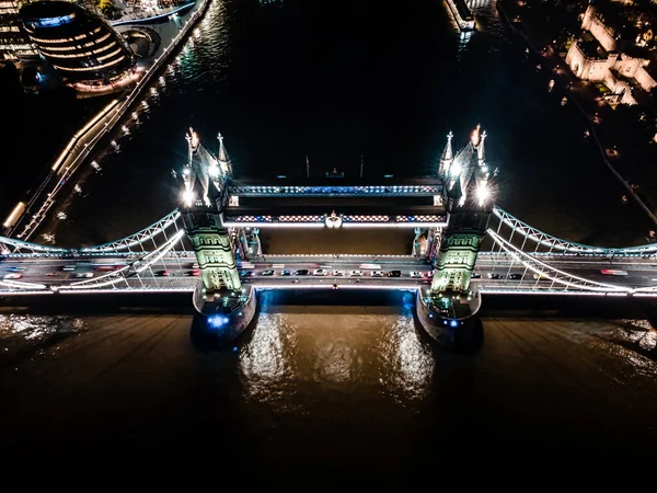 夜のロンドンタワーブリッジとイギリス、テムズ川の空中ドローンビュー — ストック写真