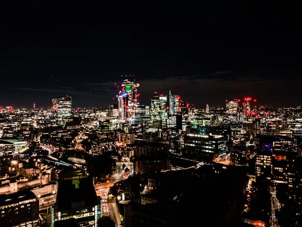 Потрясающий панорамный вид на реку Темзу ночью осколок, лондонский горизонт и городской пейзаж. Аэрофото над большим городом. — стоковое фото