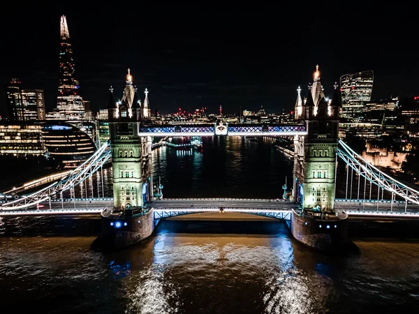 Drohnenaufnahme der London Tower Bridge bei Nacht und der Themse, England, Großbritannien — Stockfoto