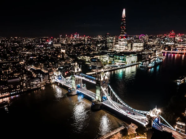 Splendida vista panoramica sul Tamigi di notte lo Shard, lo skyline di Londra, Tower Bridge e il paesaggio urbano. Foto aerea sulla grande città di notte — Foto Stock
