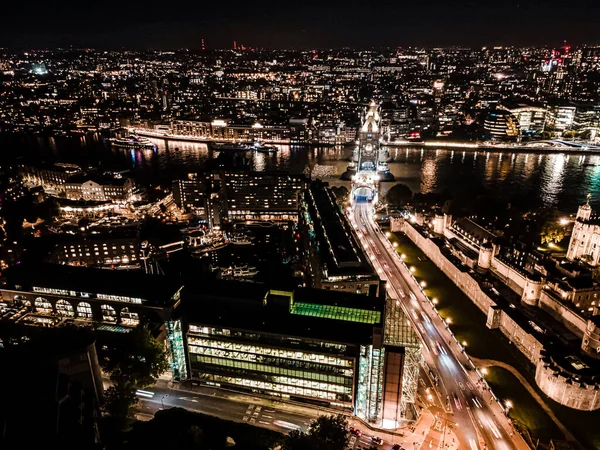 City of London uno de los principales centros de finanzas globales y Tower Bridge. Foto aérea sobre la gran ciudad por la noche — Foto de Stock