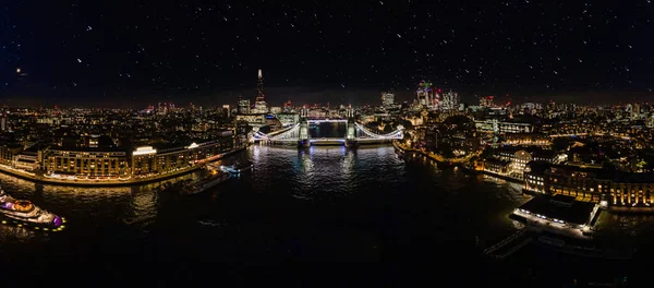 Aerial drone panorama of London Tower Bridge at Night. One of Londons most famous bridges and must-see landmarks in United Kingdom — Fotografia de Stock
