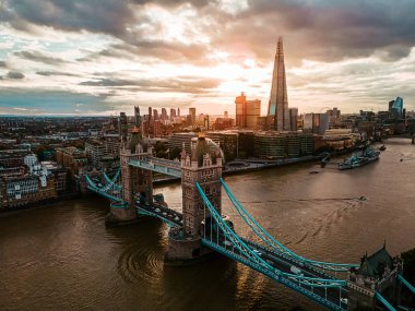 Gün batımında Londra, İngiltere 'nin Güzel Kule Köprüsü' ne ve ufuk çizgisine hava görüntüsü.