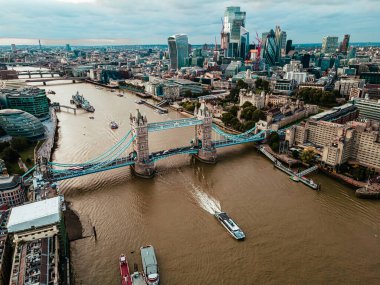 Gün batımında Londra 'nın ikonik Tower Köprüsü ve ufuk çizgisine hava görüntüsü.