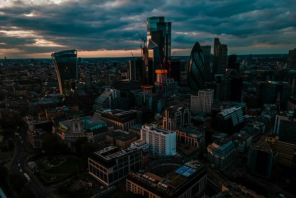 Widok z lotu ptaka Dzielnicy Bank w centrum Londynu ze słynnymi drapaczami chmur i innymi zabytkami o zachodzie słońca. — Zdjęcie stockowe