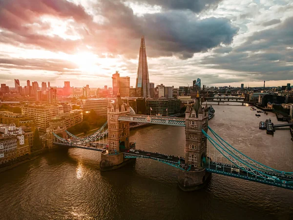 Vista aérea para a Beautiful Tower Bridge e horizonte de Londres, Reino Unido, durante o pôr do sol. — Fotografia de Stock