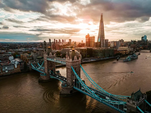 Aerial view to the Beautiful Tower Bridge and skyline of London, UK, during the sunset. — Stock Photo, Image