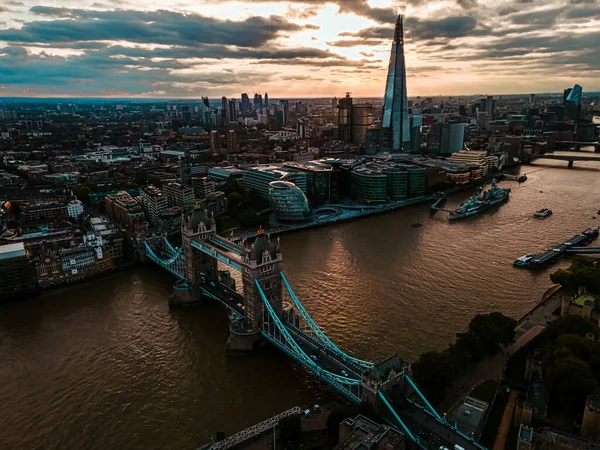 Vista aerea sul bellissimo Tower Bridge e sullo skyline di Londra, Regno Unito, durante il tramonto. — Foto Stock