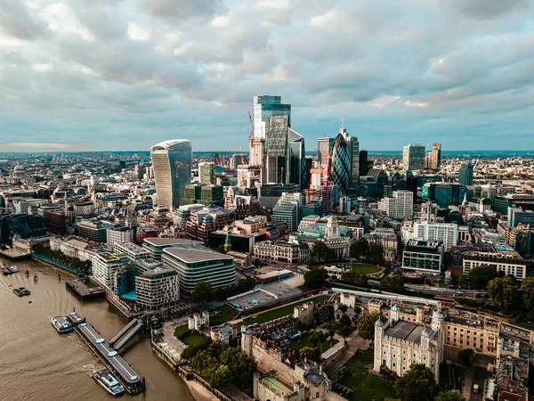 Veduta aerea del quartiere bancario del centro di Londra con famosi grattacieli e altri punti di riferimento nel Regno Unito — Foto Stock