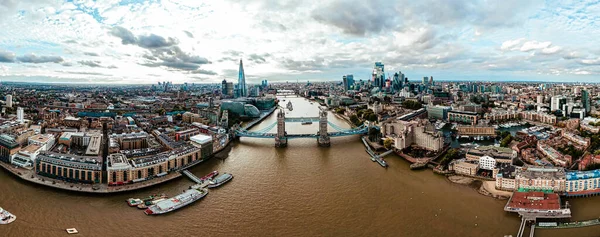 Pemandangan udara dari Tower Bridge di London. Salah satu jembatan paling terkenal Londons dan harus melihat landmark di London. Indah panorama dari London Tower Bridge. — Stok Foto