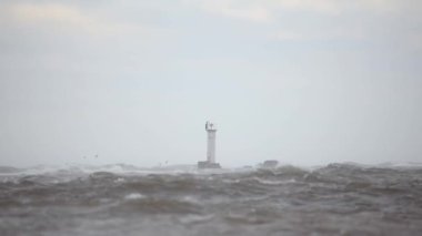 Fırtına sırasında deniz fenerine çarpan dev dalgaları kapatın. Riga, Letonya 'da fırtınalı hava