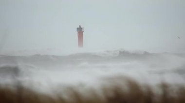 Fırtına sırasında deniz fenerine çarpan dev dalgaları kapatın. Riga, Letonya 'da fırtınalı hava