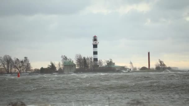 Uitzicht Daugavgriva Vuurtoren Vanaf Mangalsala Pier Tijdens Stormachtig Weer Riga — Stockvideo