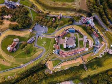 Dover Kalesi 'nin havadan görüntüsü. İngiliz kalelerinin en ikonik olanı. Tepedeki İngiliz kalesi..