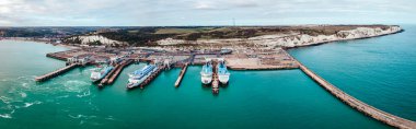 Dover, Birleşik Krallık - 14 Eylül 2021: Meşgul Dover port terminalinin hava panoramik görüntüsü