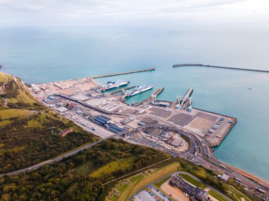 Dover, Birleşik Krallık - 14 Eylül 2021: Meşgul Dover port terminalinin hava panoramik görüntüsü