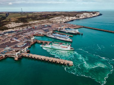 Dover, Birleşik Krallık - 14 Eylül 2021: Meşgul Dover port terminalinin hava panoramik görüntüsü