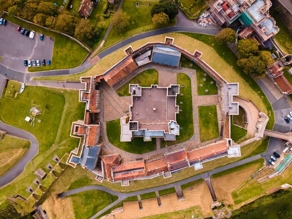 Dover Kalesi 'nin havadan görüntüsü. İngiliz kalelerinin en ikonik olanı. Tepedeki İngiliz kalesi..