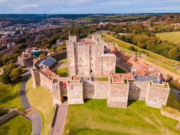 Dover Kalesi 'nin havadan görüntüsü. İngiliz kalelerinin en ikonik olanı. Tepedeki İngiliz kalesi..