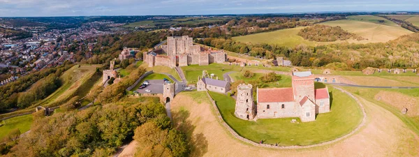 Dover Kalesi 'nin havadan görüntüsü. İngiliz kalelerinin en ikonik olanı. Tepedeki İngiliz kalesi..