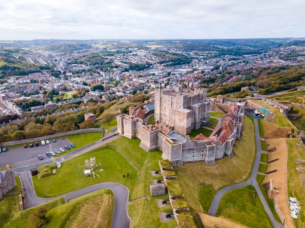 Dover Kalesi 'nin havadan görüntüsü. İngiliz kalelerinin en ikonik olanı. Tepedeki İngiliz kalesi..