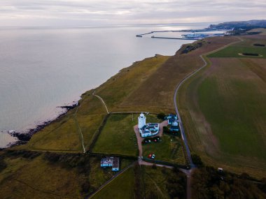 Dover 'ın Beyaz Kayalıkları' nın yanındaki deniz feneri. Seven Sisters Ulusal Parkı, Doğu Sussex, İngiltere Güney Sahili.