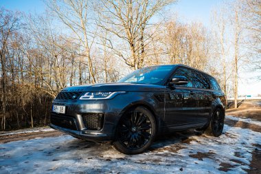 Riga, Letonya - 26.02.2022. Land Rover Range Sport 2019 Lüks araba siyah